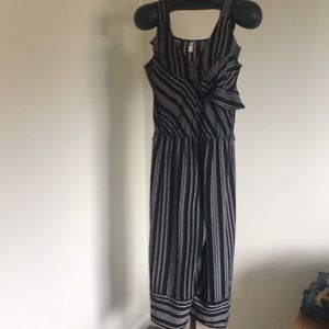 Black and white striped, cropped jumper sz M
